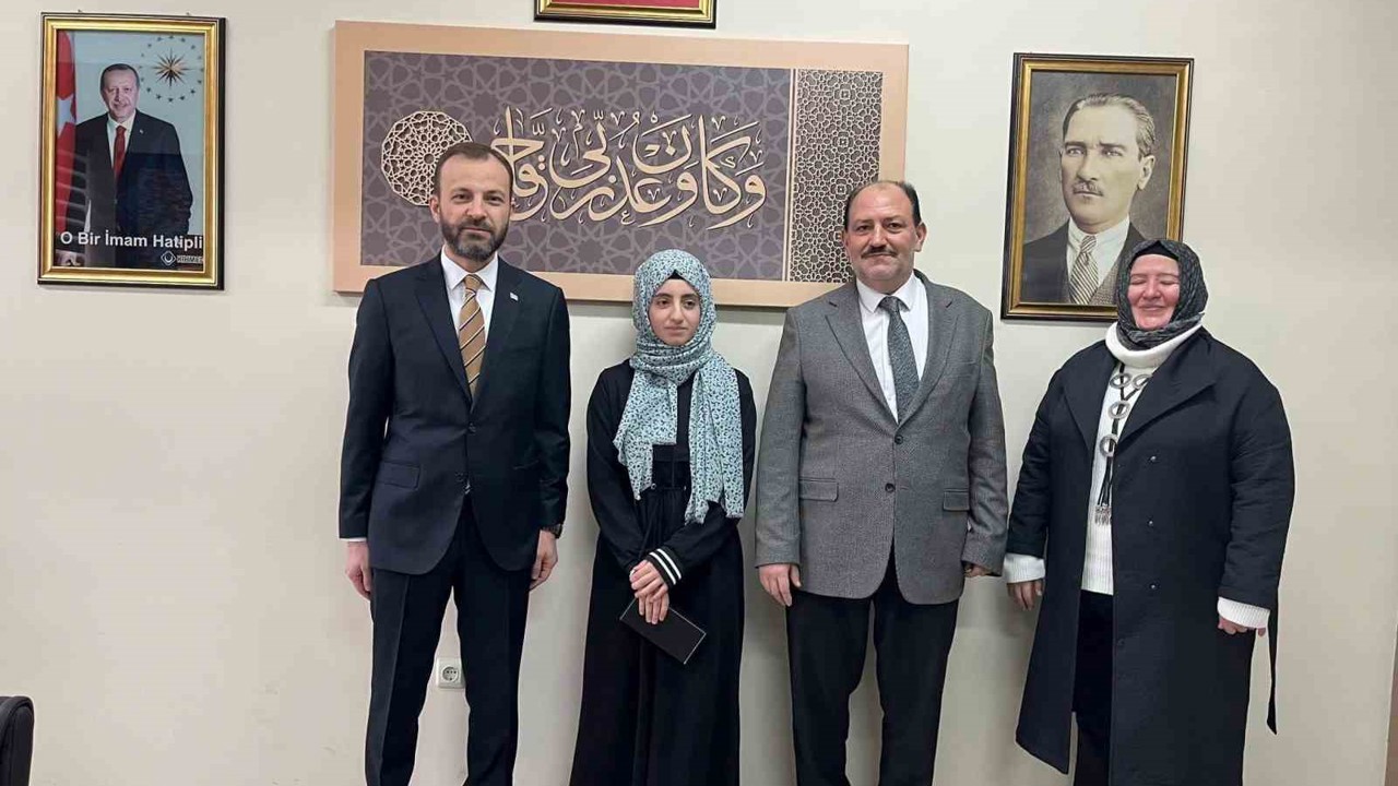 Kitap okuma yarışmasında Türkiye birincisi öğrenci ödüllendirdi
