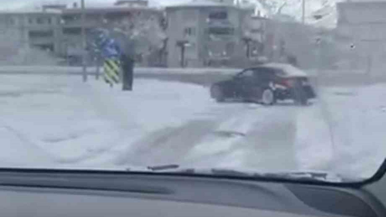 Bursa’da kar yağışını fırsat bildi, kavşakta drift attı
