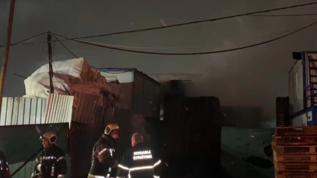 Kocaeli’de palet deposunda yangın
