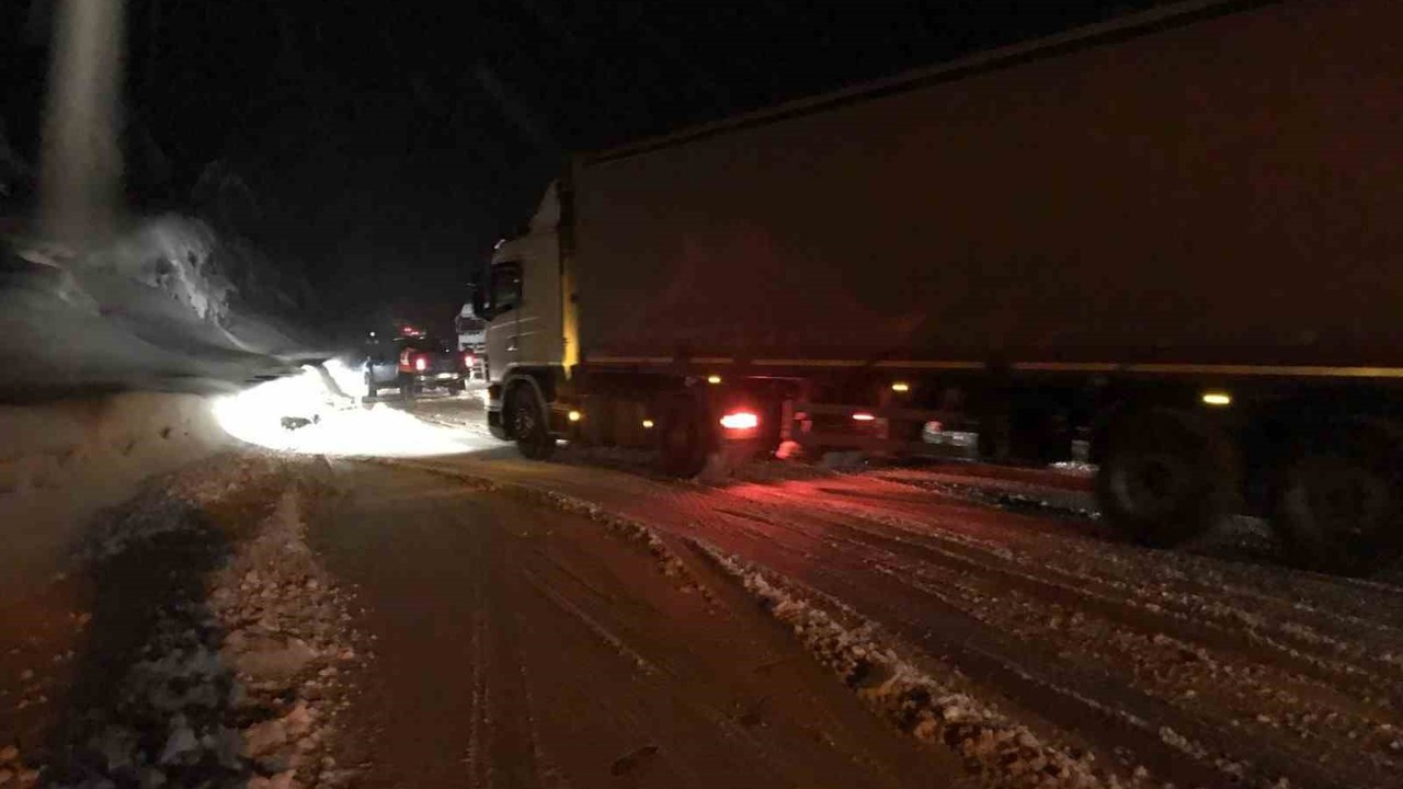 Antalya’da bin 825 rakımlı Alacabel’de kar yağışı başladı
