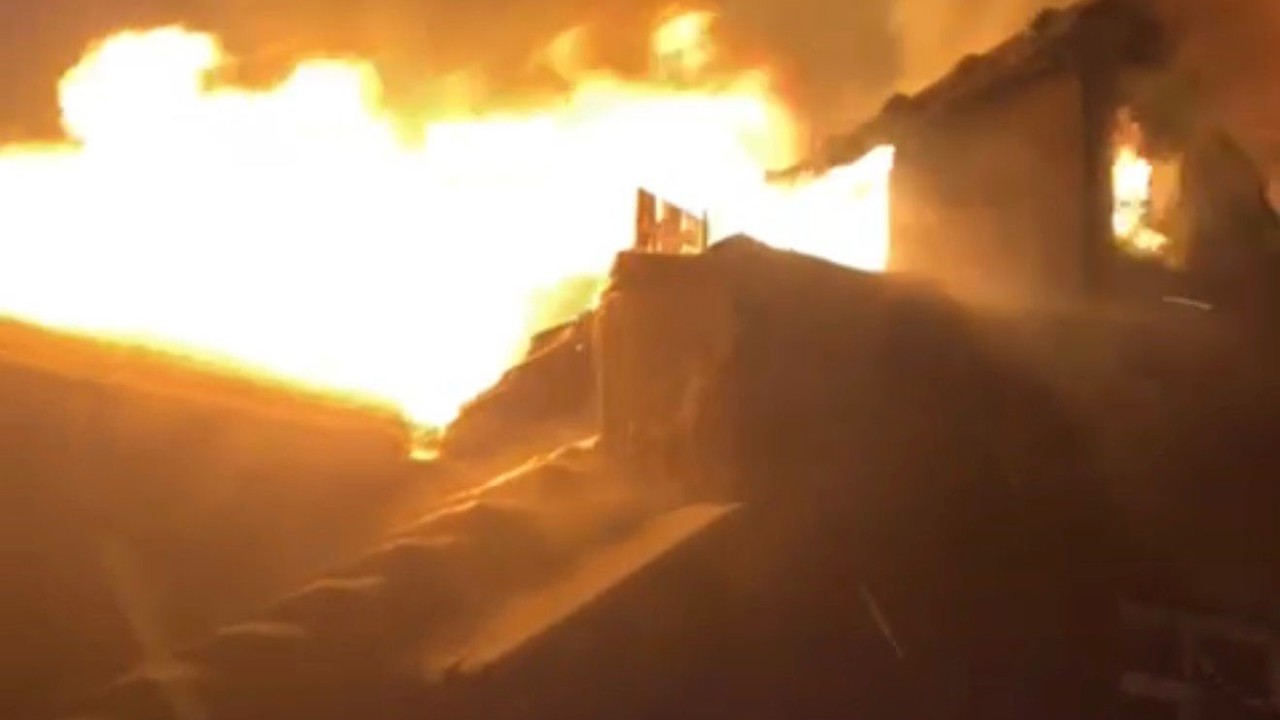 Gönen’de ev yangını: Çatı alevlere teslim oldu
