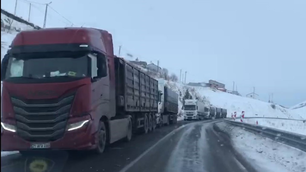 Ardahan’da ulaşıma kar ve tipi engeli
