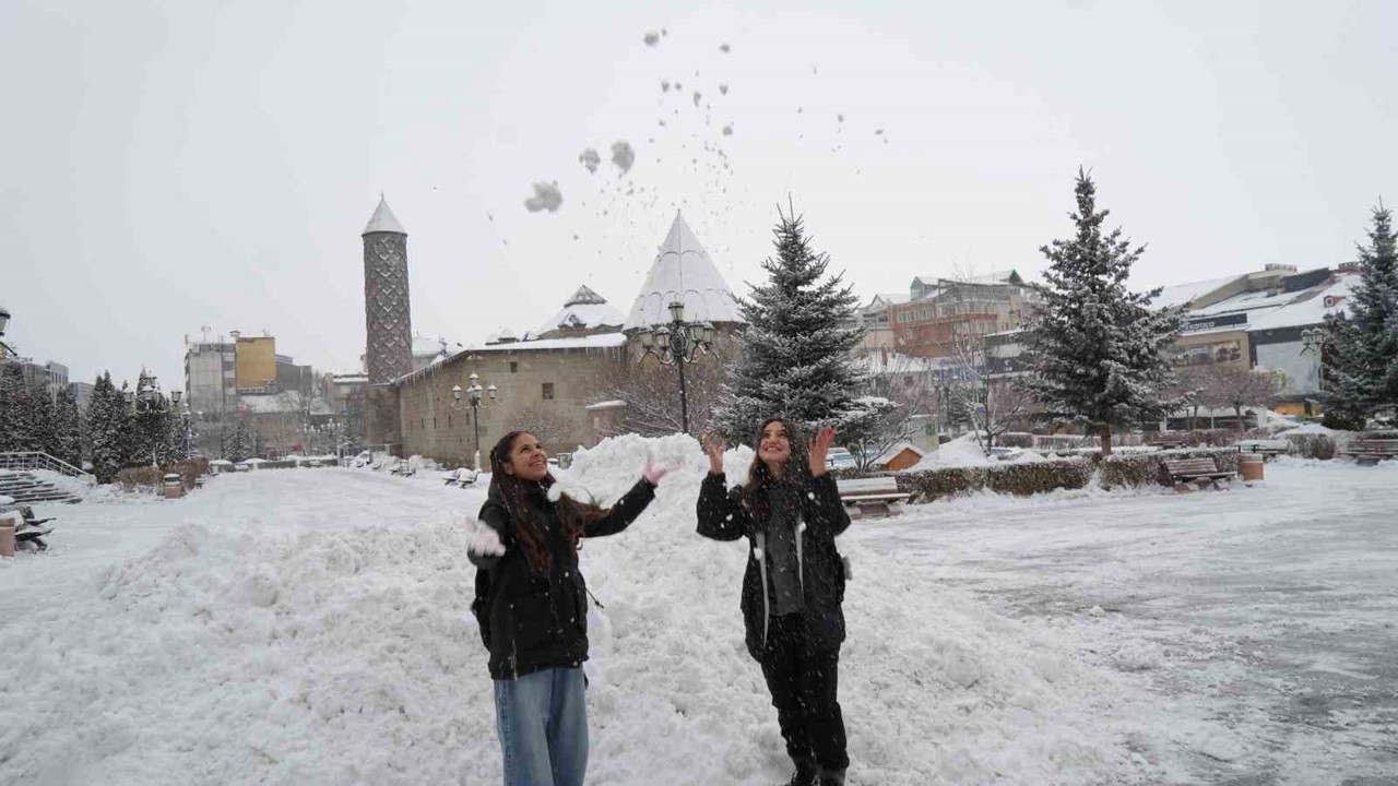 Erzurum’da kar yağışı etkili oluyor
