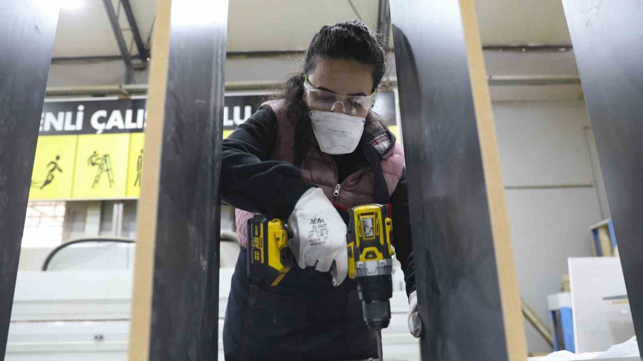 Kadın mobilya ustaları yetişiyor: 12 yıl öğretmenlikten sonra marangoz oldu
