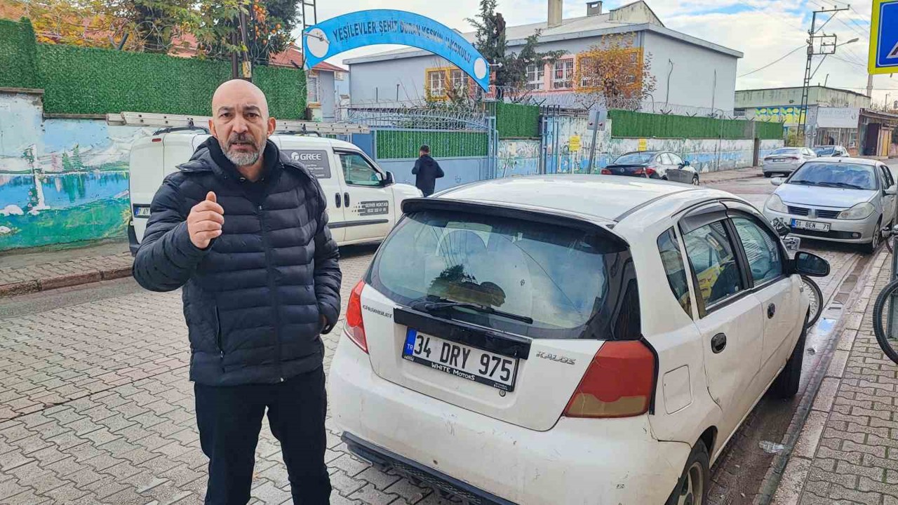 O anlar kamerada: Okul önünde öğretmene önce yumruk attı, ardından ateş etti
