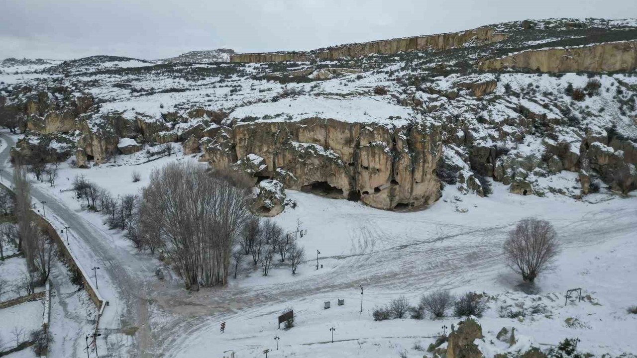 Kar altındaki Frig Vadisi seyrine doyumsuz bir manzara oluşturdu

