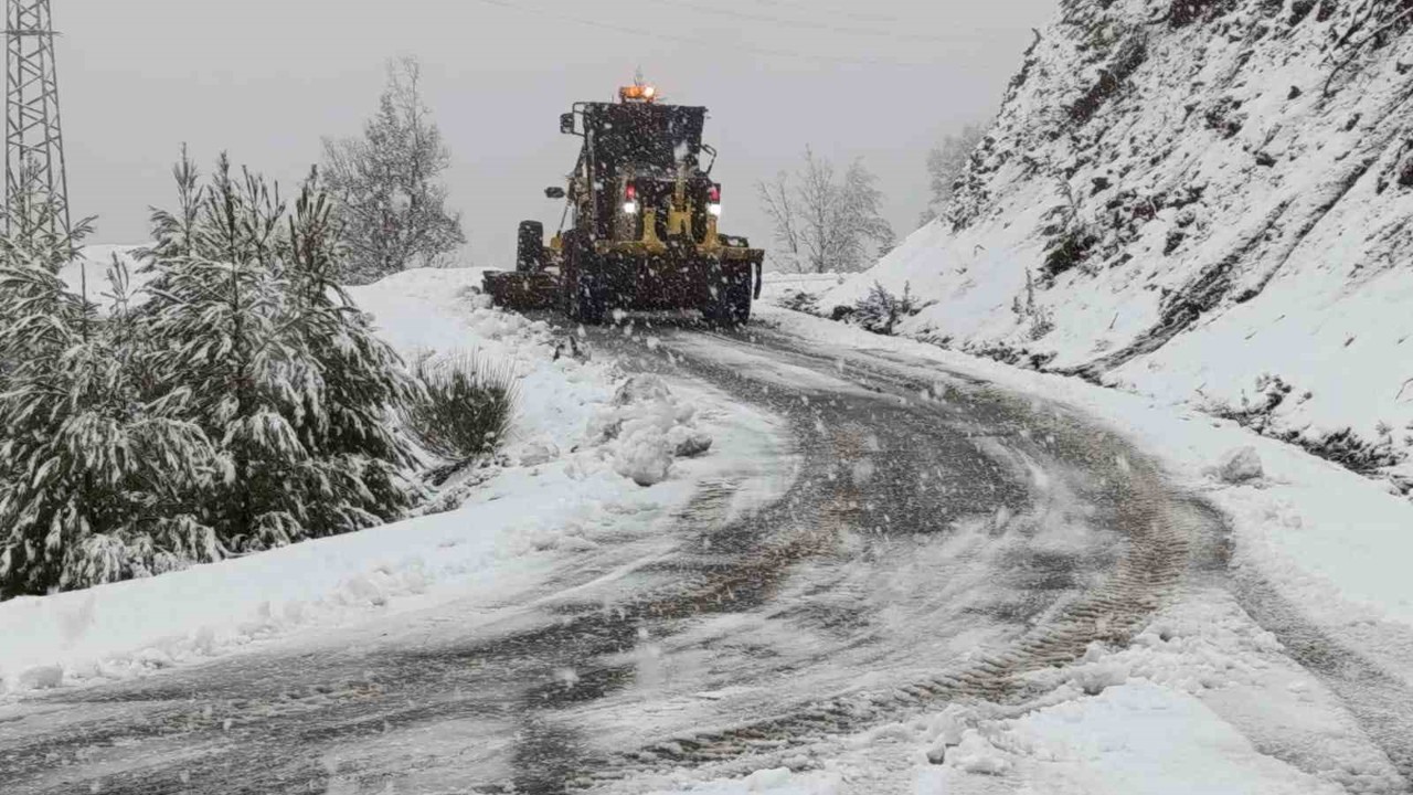 Antalya’nın yüksek kesimlerinde karla mücadele çalışması
