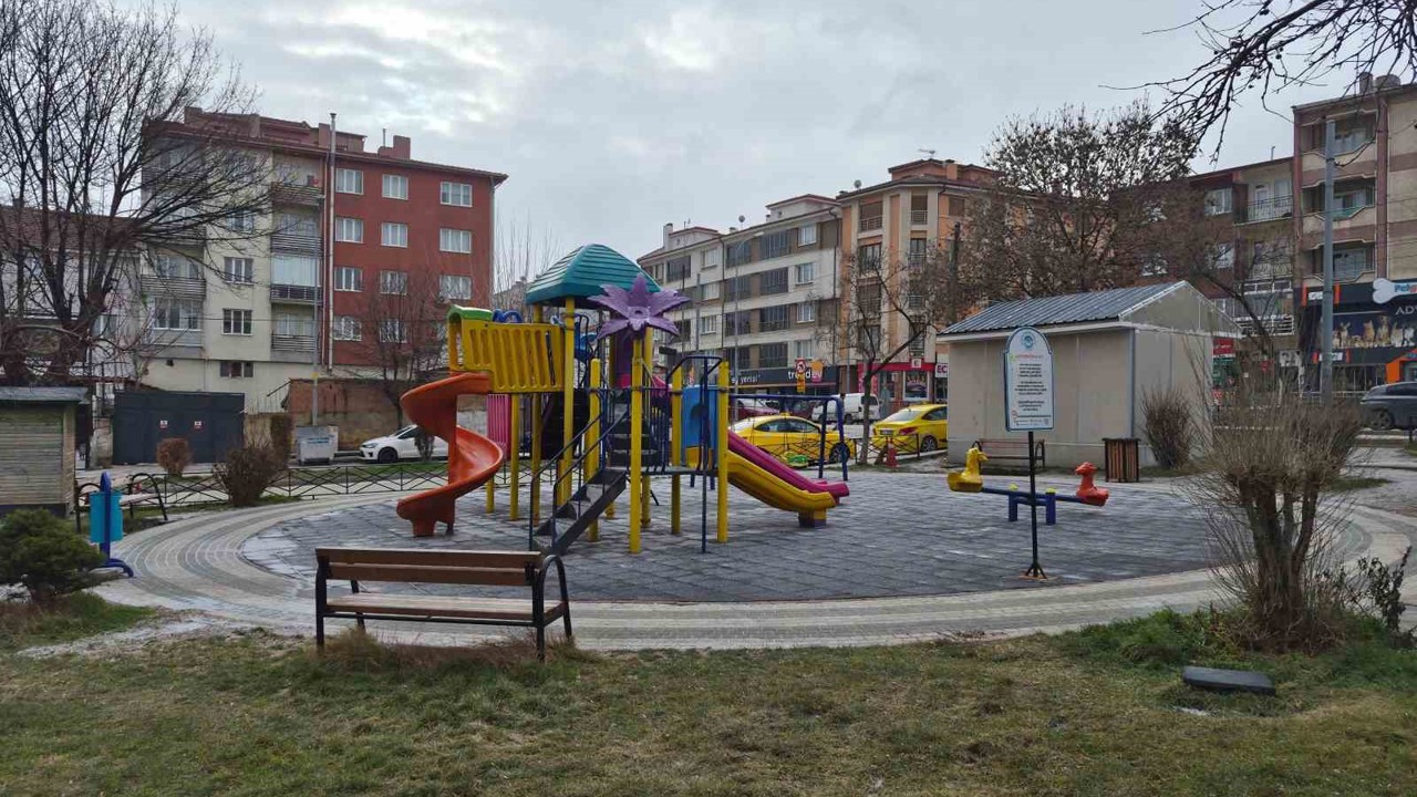 Salıncaklar boş kaldı, park sessizliğe büründü
