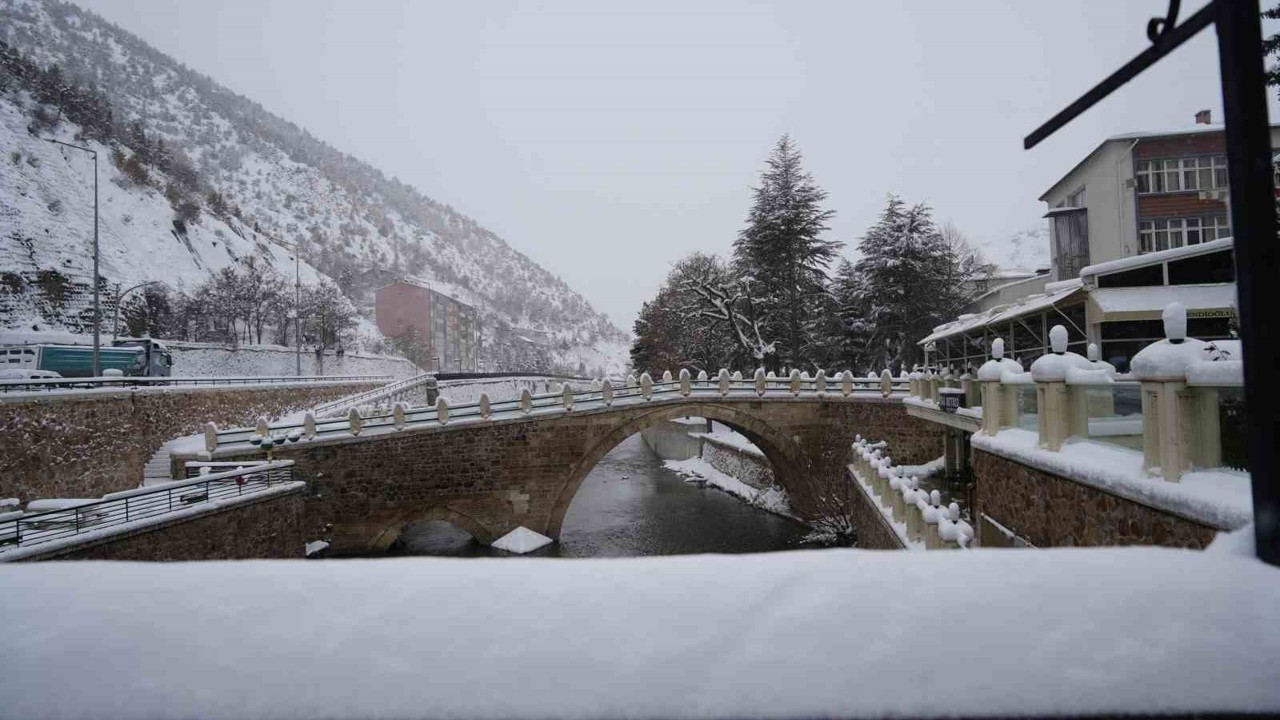 Gümüşhane kente merkezinde kar kalınlığı 30 santimetreye ulaştı
