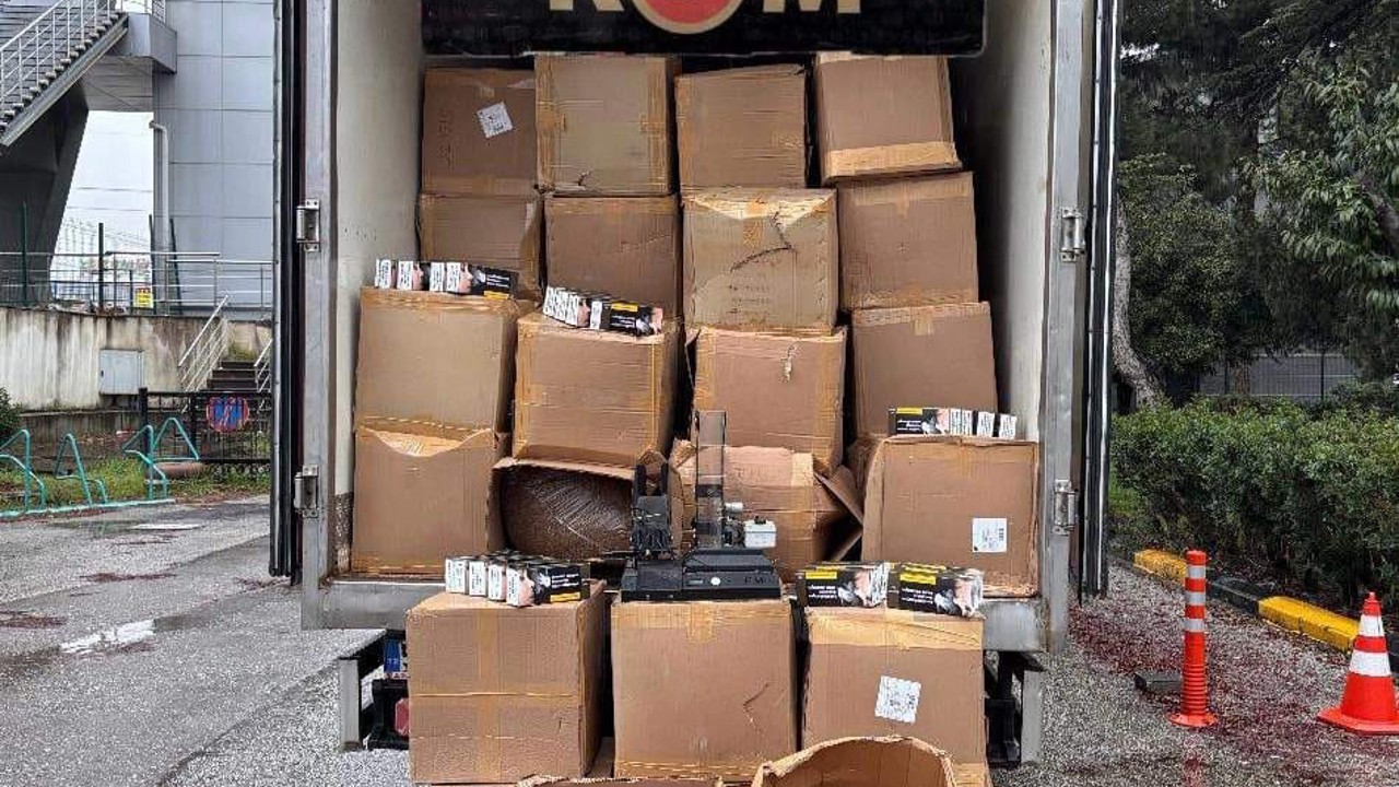 Ahırı, kaçak tütün deposuna çevirmiş
