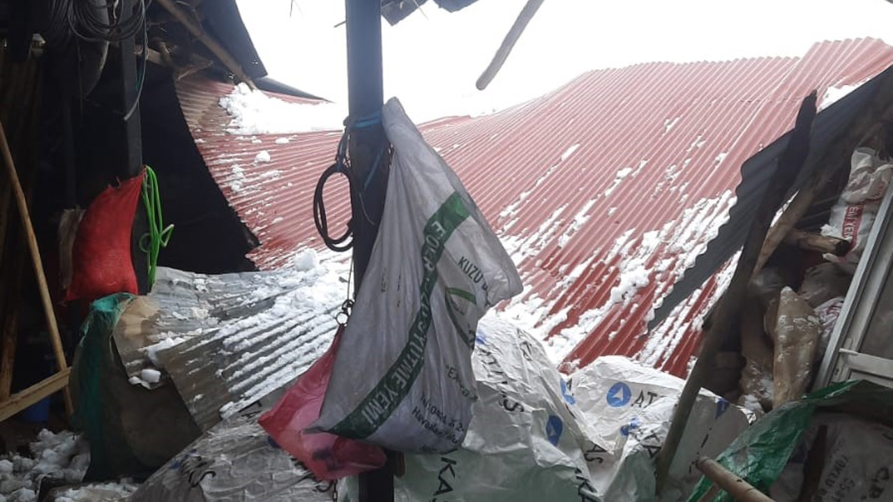 Elazığ’da kar ve fırtına köyün tek marketini kullanılamaz hale getirdi
