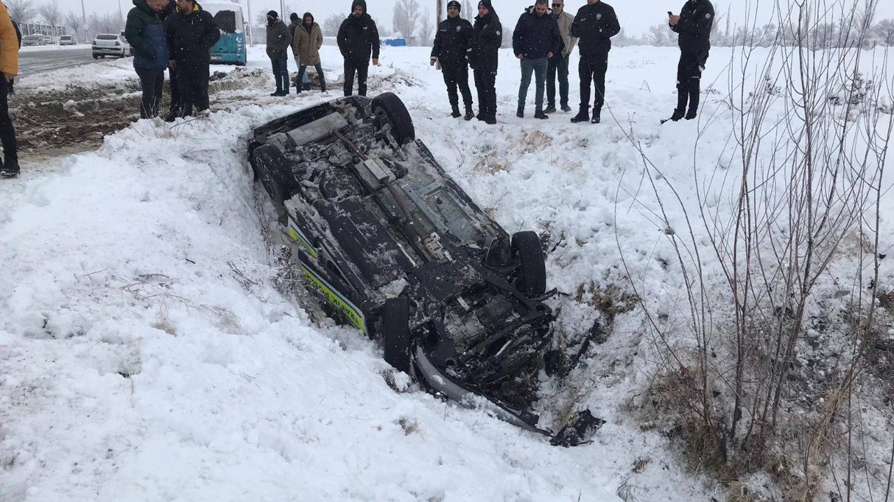 Erzincan’da polis aracı şarampole uçtu: 2 polis yaralandı
