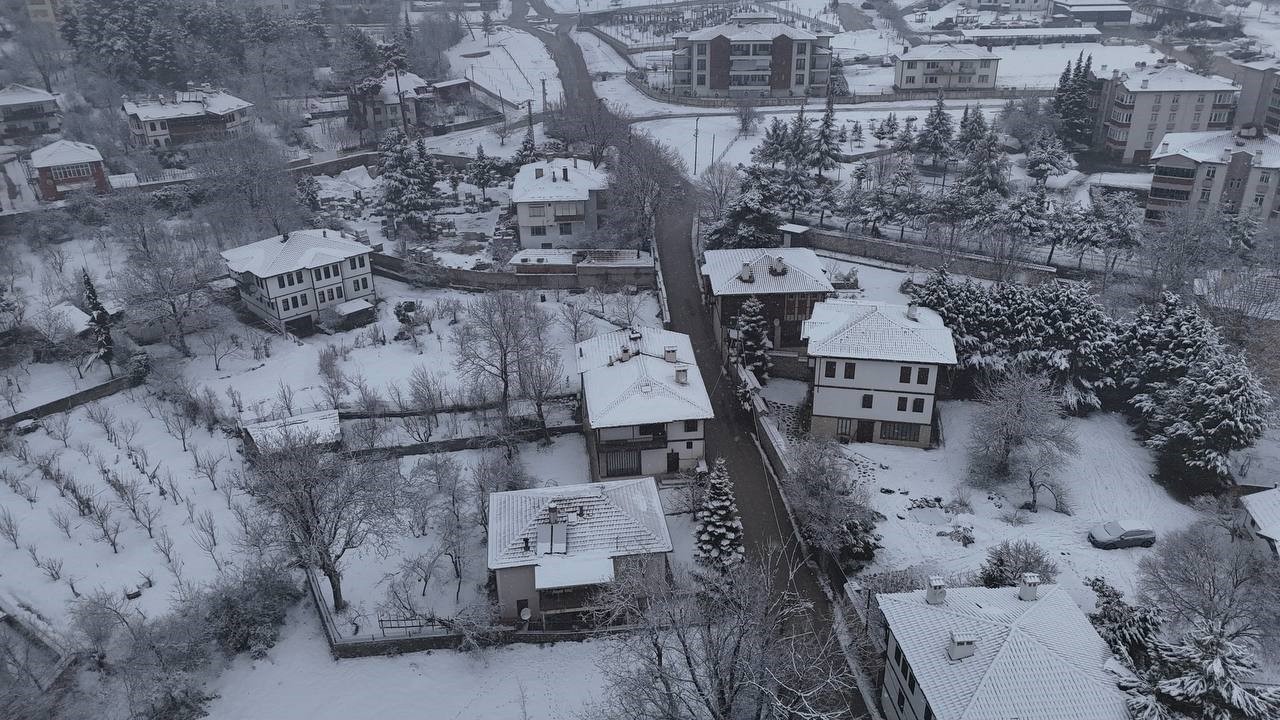 Safranbolu’da kar yağışı tarihi konakları yeniden beyaza bürüdü
