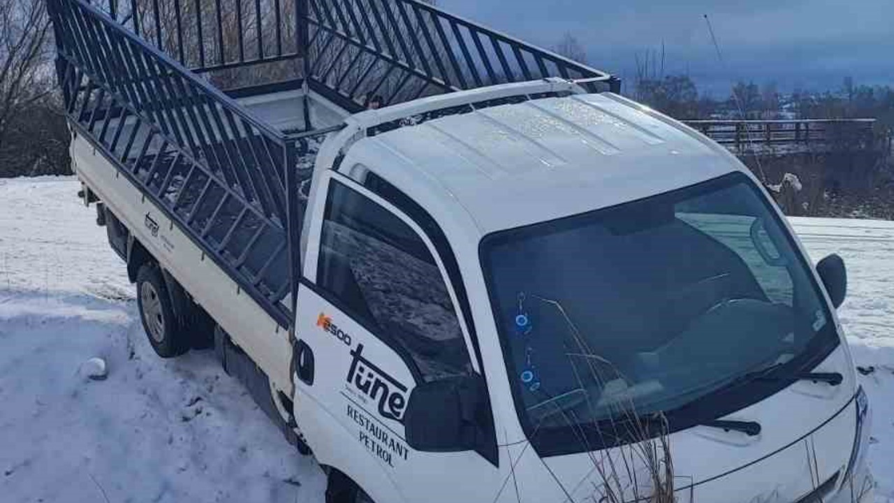 Buzlu yolda kayan araç tarlaya uçtu; 1 yaralı
