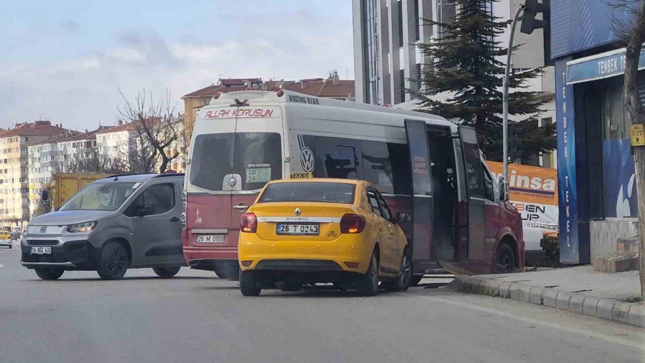Taksi, dönüş yapan dolmuşa çarptı
