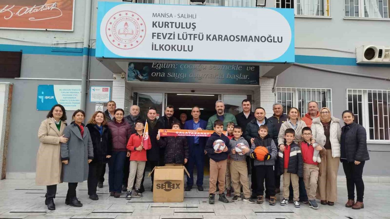 Salihli’de Galatasaraylı taraftarlardan eğitime spor malzemesi desteği
