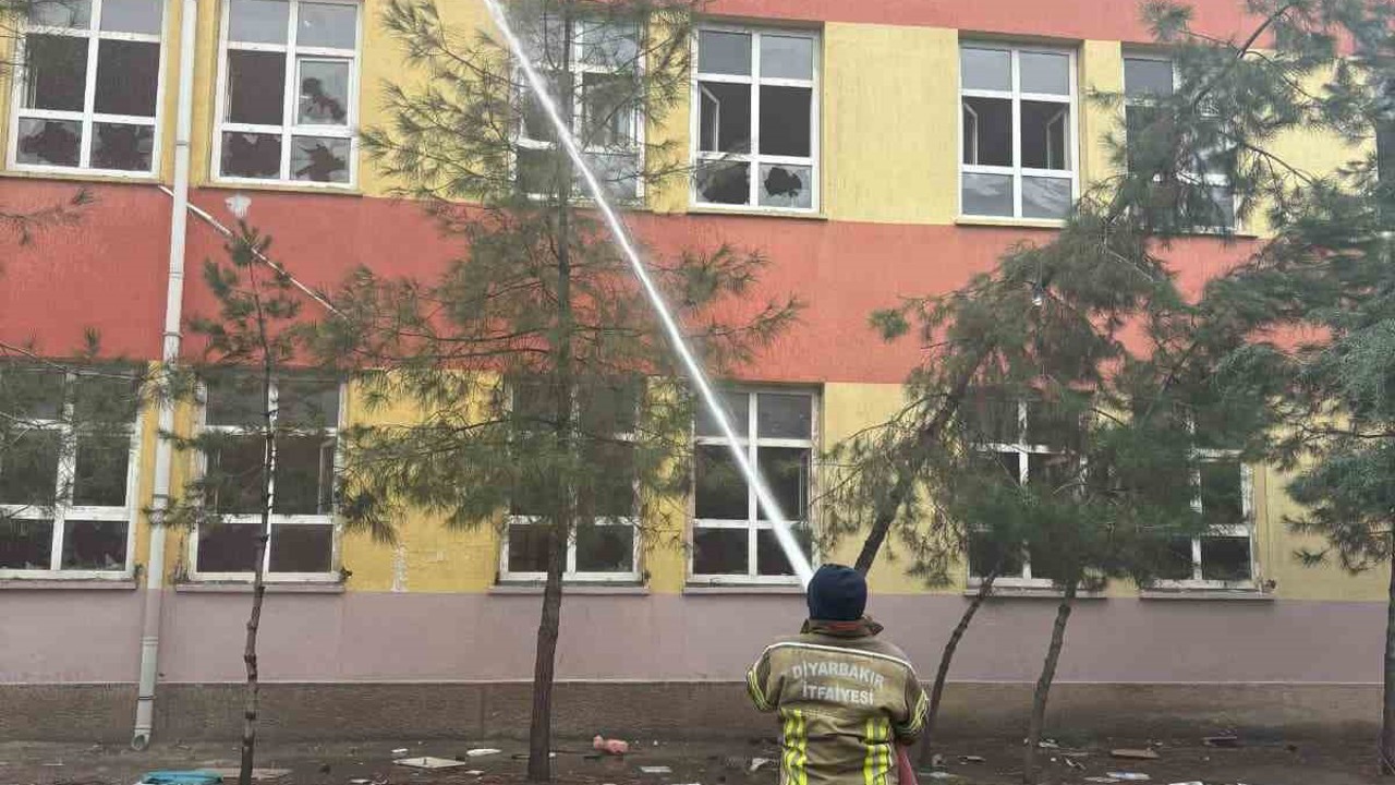 Diyarbakır’da boş okulda yangın
