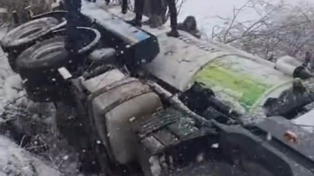 Kontrolden çıkan vidanjör şarampole devrildi
