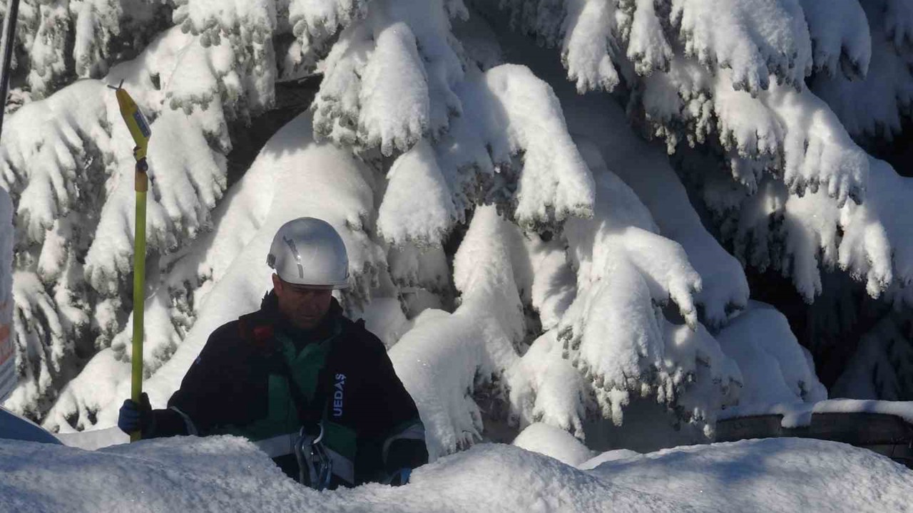 Uludağ’da beline kadar kara gömülen ekiplerin zorlu mesaisi
