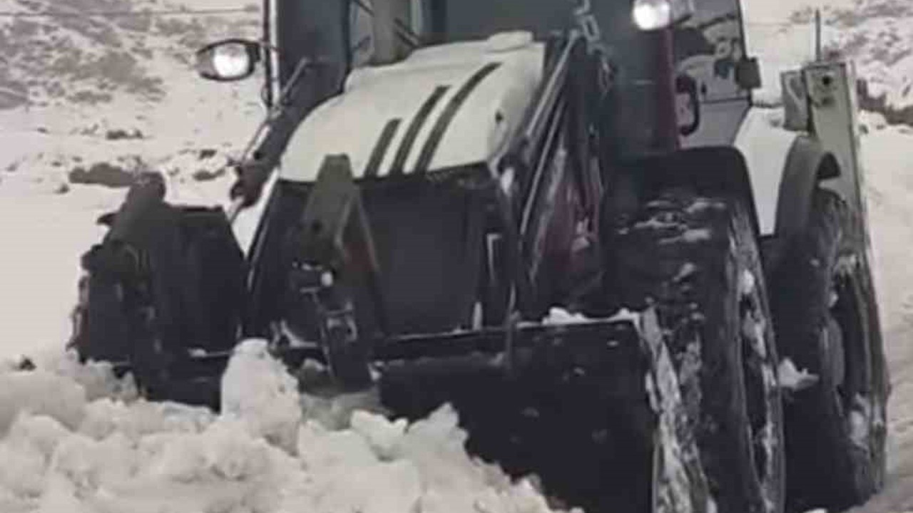 Çermik’te kardan dolayı kapanan mahalle yolları ulaşıma açıldı

