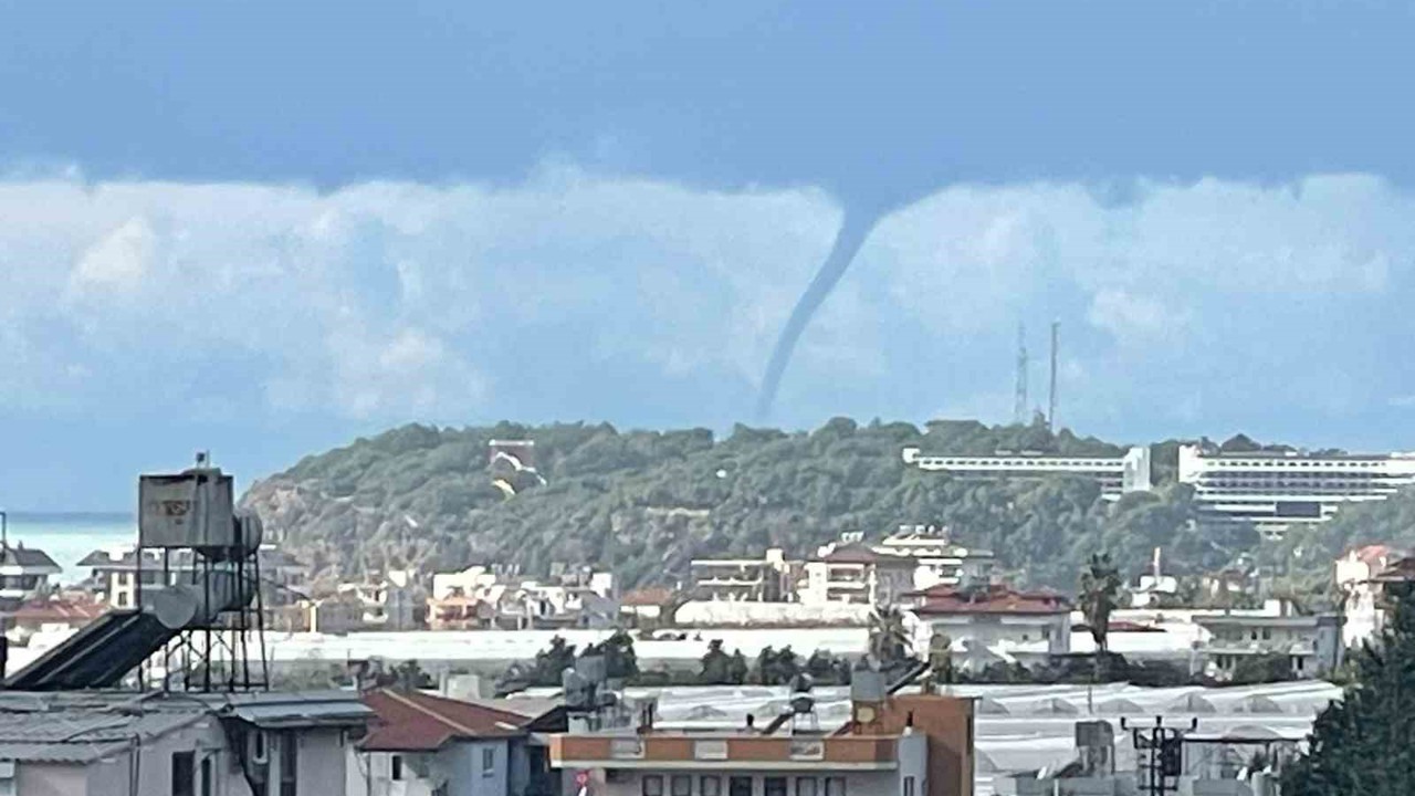 Alanya’da denizde oluşan hortum kamerada
