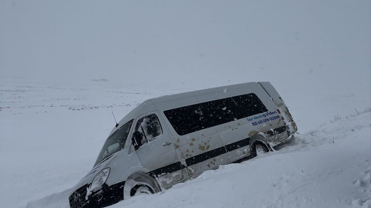Kara saplanan minibüsteki yolcuları jandarma kurtardı
