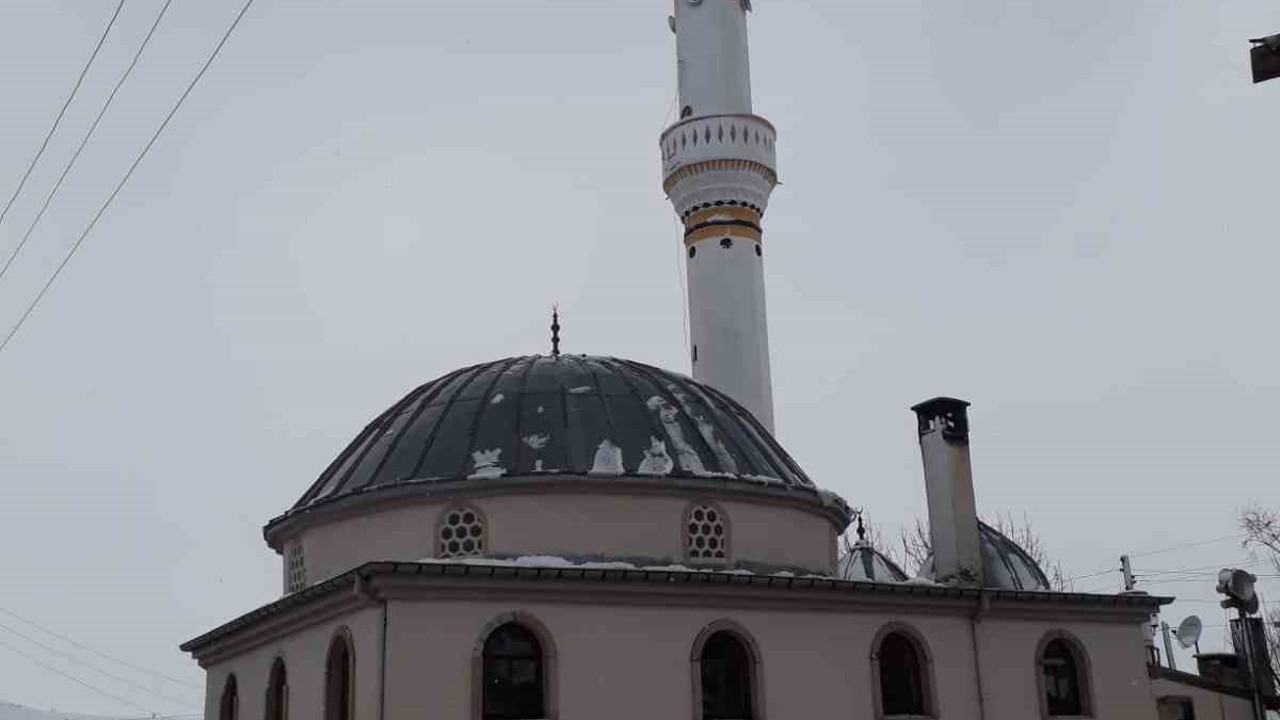 Sivas’ta şiddetli rüzgar cami minaresinin külahını uçurdu

