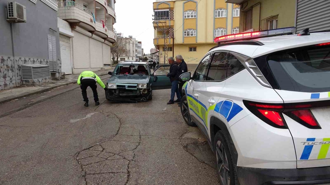 Otomobille motosiklet çarpıştı: 2 yaralı
