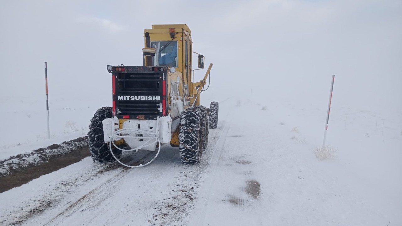 Büyükşehirden kar mesaisi: 6 saatte 285 mahalle yolu daha ulaşıma açıldı
