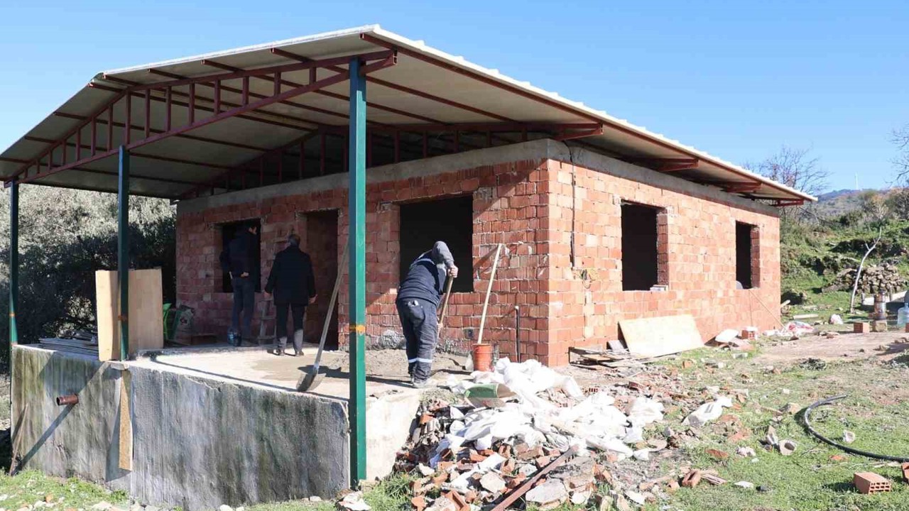 Başkan Arıcı talimat verdi, yangında zarar gören evin tadilatı başladı
