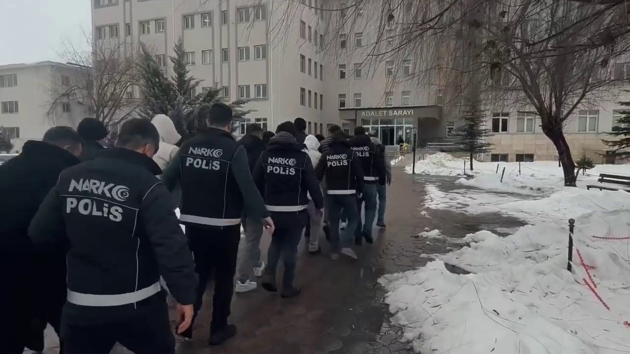 Sivas’ta zehir tacirlerine operasyon: 7 kişi tutuklandı
