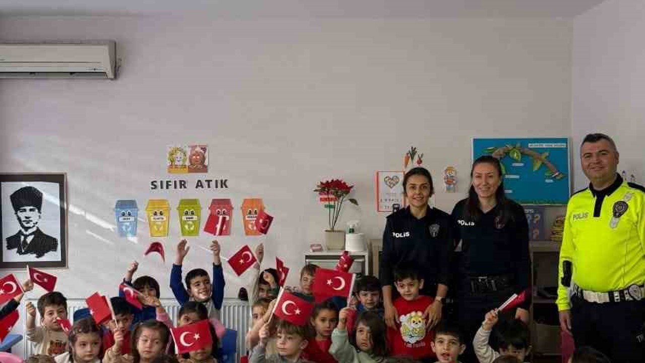 Balıkesir’de polisler miniklere trafik eğitimi verdi
