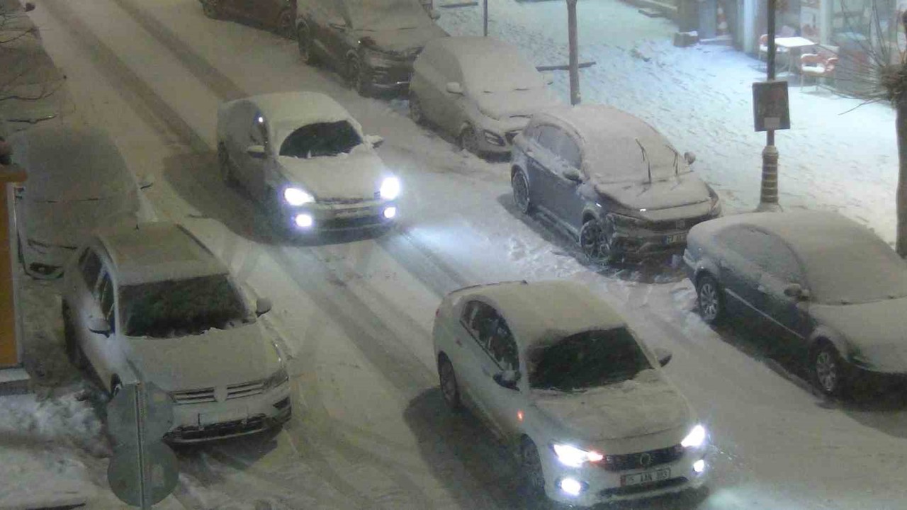 Kars’ta kar ve tipiden göz gözü görmüyor
