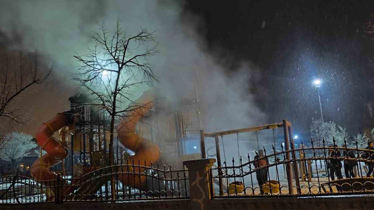 Van’da çocuk parkını yaktılar
