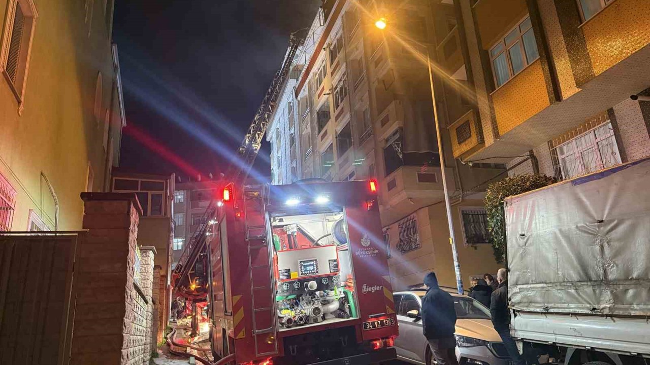 Bahçelievler’de çatı yangınındaki alevler yan binaya sıçradı
