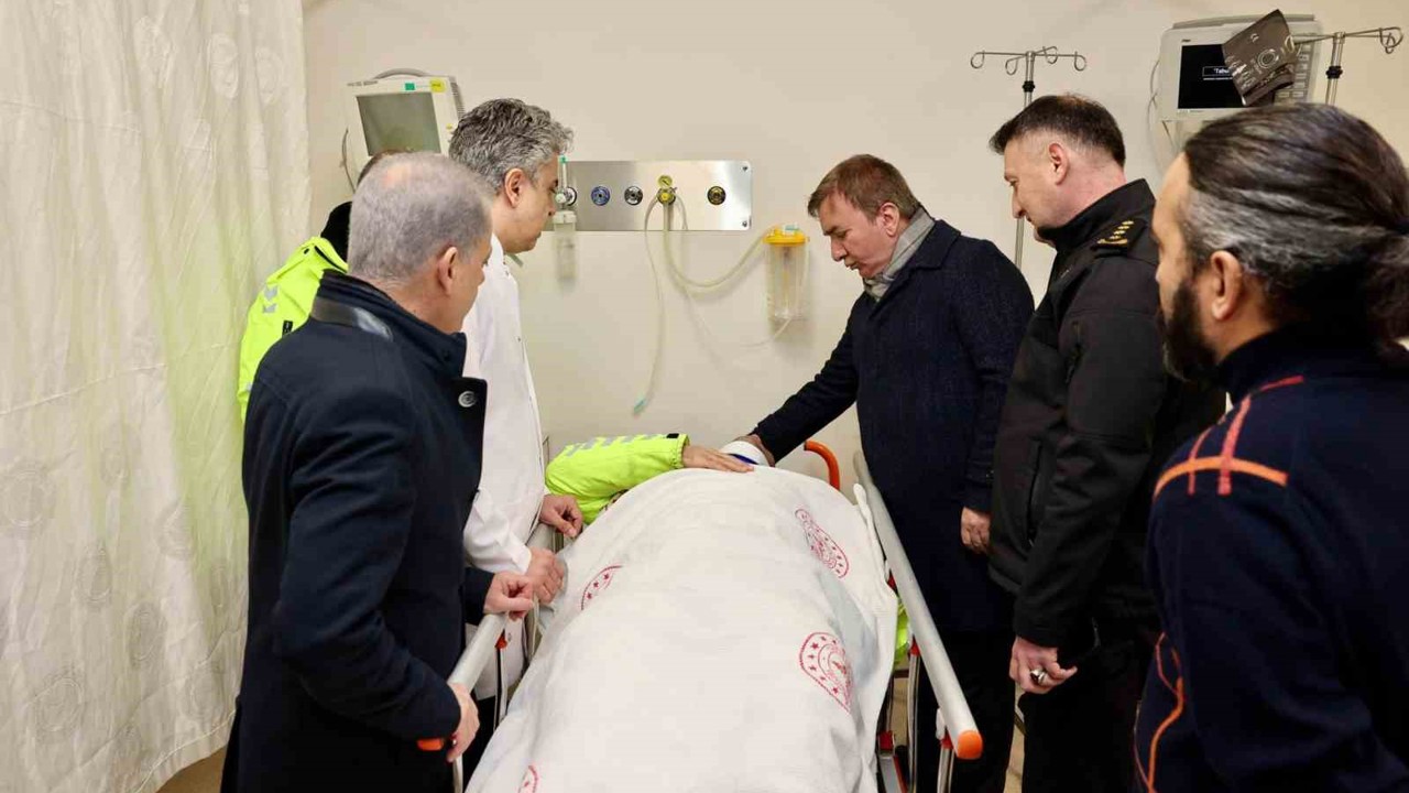 Vali Aydoğdu’dan yaralı polis memurlarına hastane ziyareti
