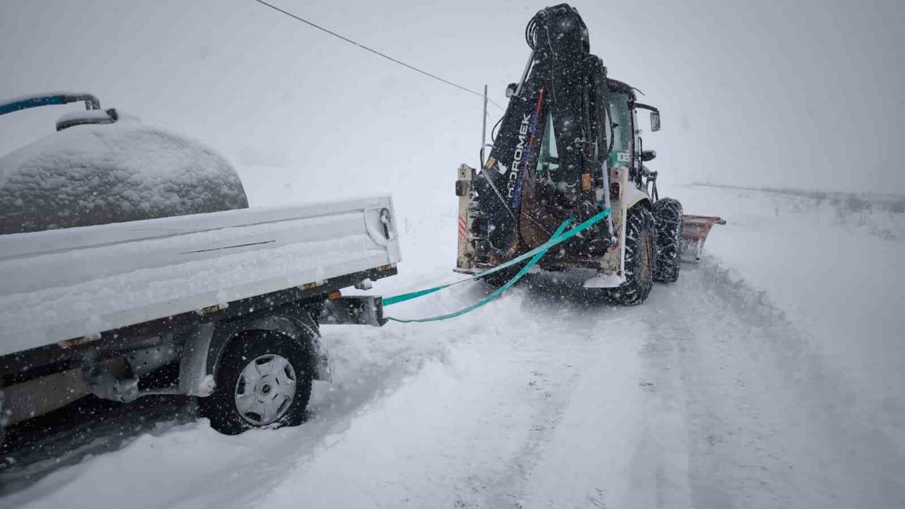 Bayburt’ta karla mücadele çalışmaları aralıksız sürüyor
