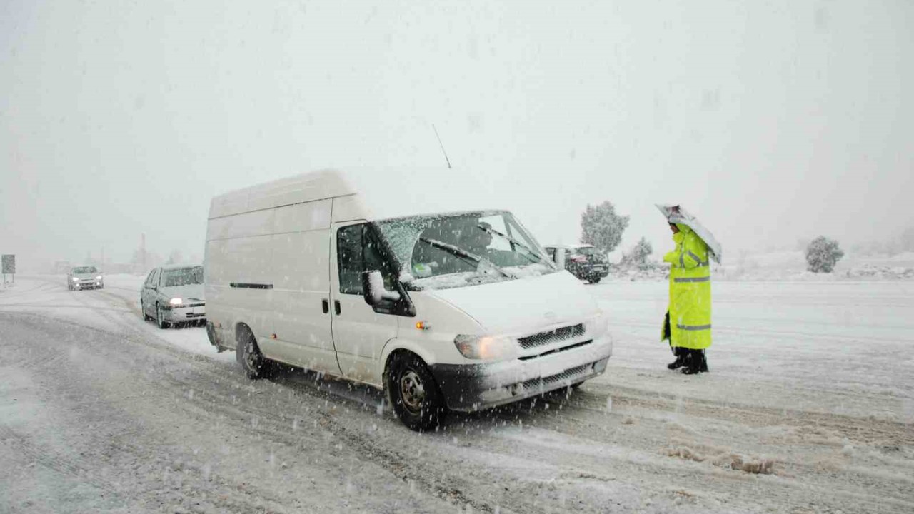 Alacabel’de kar yağışı etkisini sürdürüyor, kar kalınlığı yer yer 30 santimetreye ulaştı
