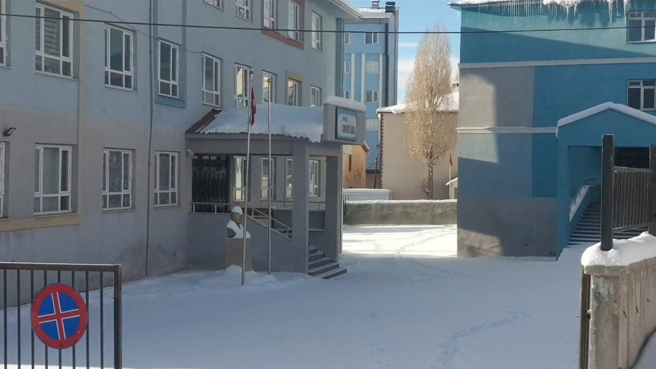 Başkale’de taşımalı eğitime 1 gün ara verildi
