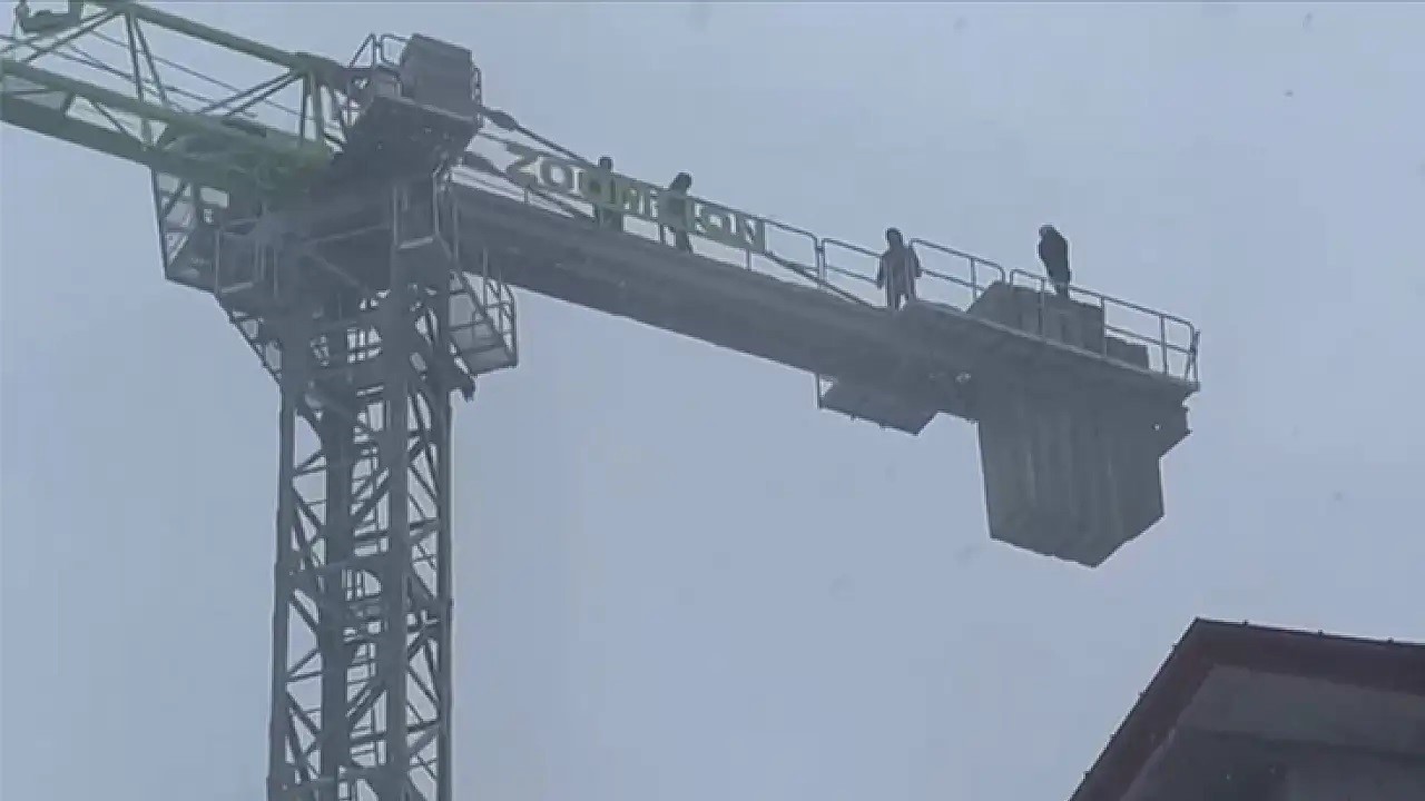 İşçilerden inşaat kule vincinde intihar girişimi
