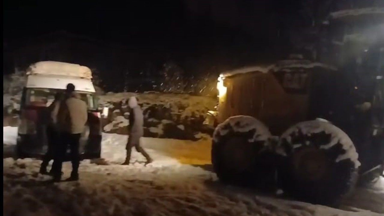 Batman’da köy yolunda mahsur kalan 10 kişi lurtarıldı
