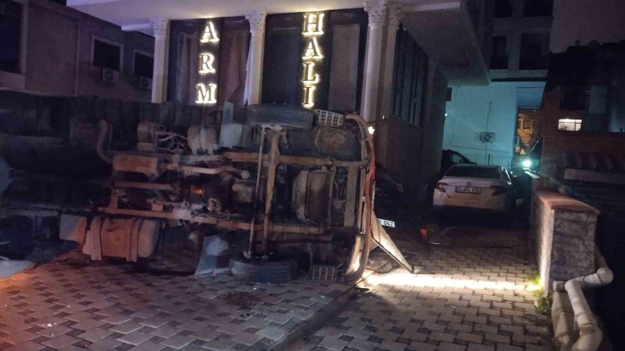 Maltepe’de moloz yüklü kamyonet otomobilin üzerine devrildi
