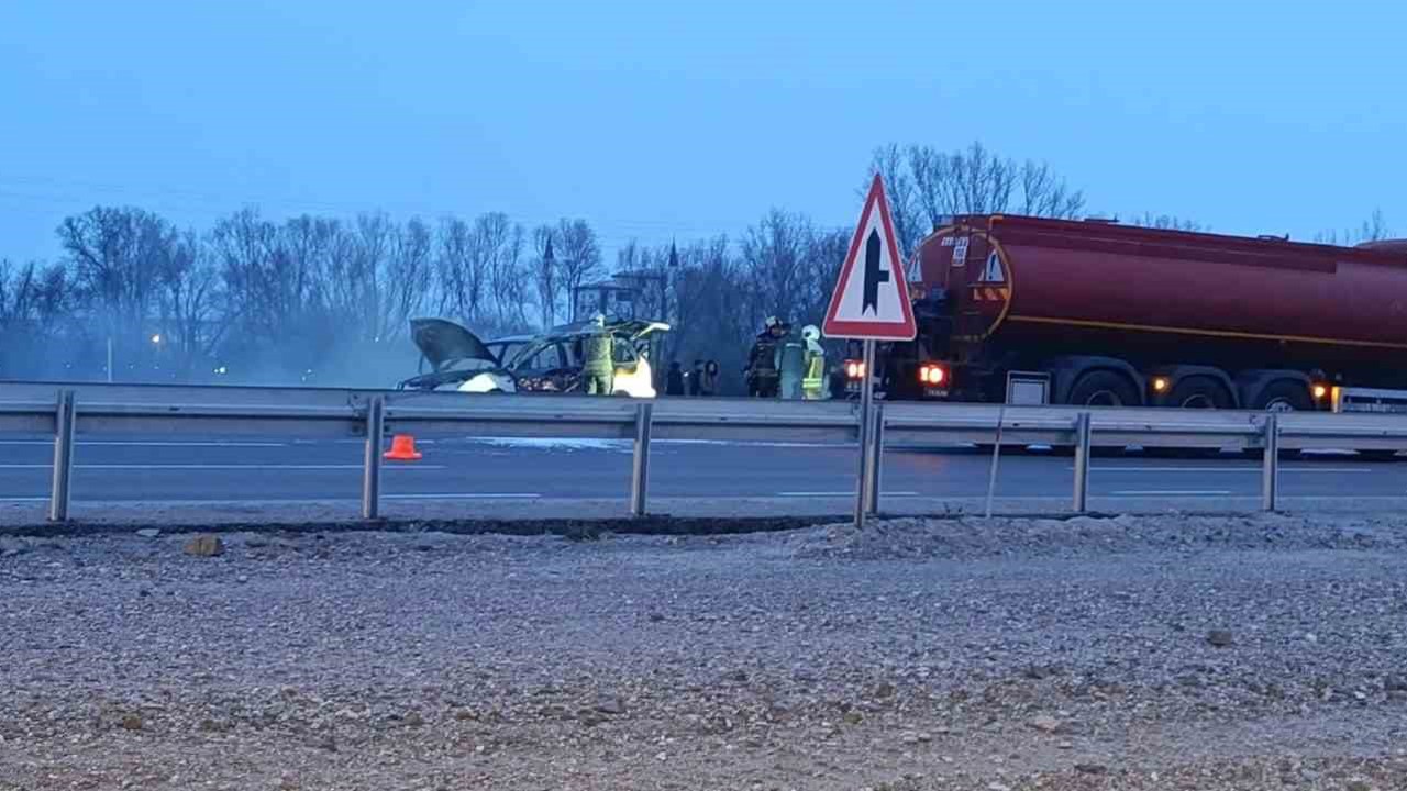 Seyir halindeki araç alev topuna döndü
