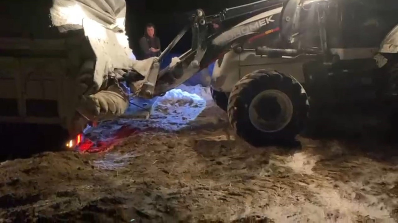 Kara saplanan araç, belediye ekipleri tarafından kurtarıldı
