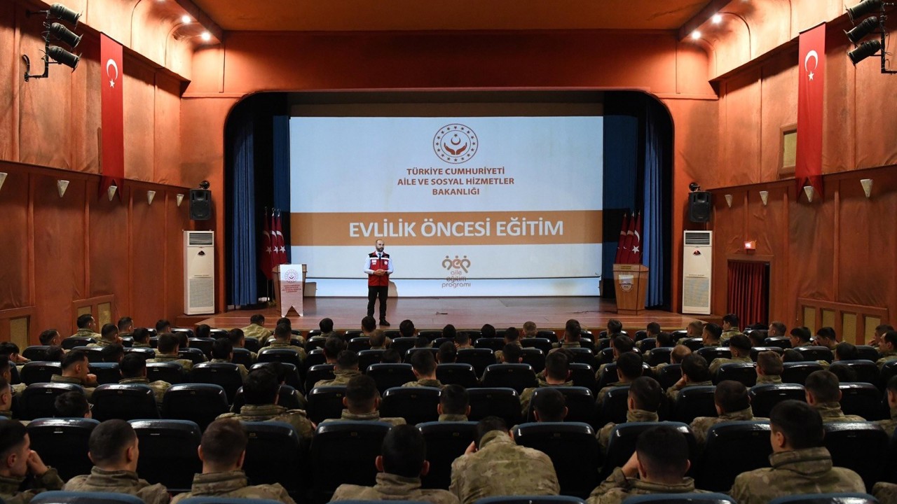 Erzincan’da askerlere evlilik öncesi eğitim verildi
