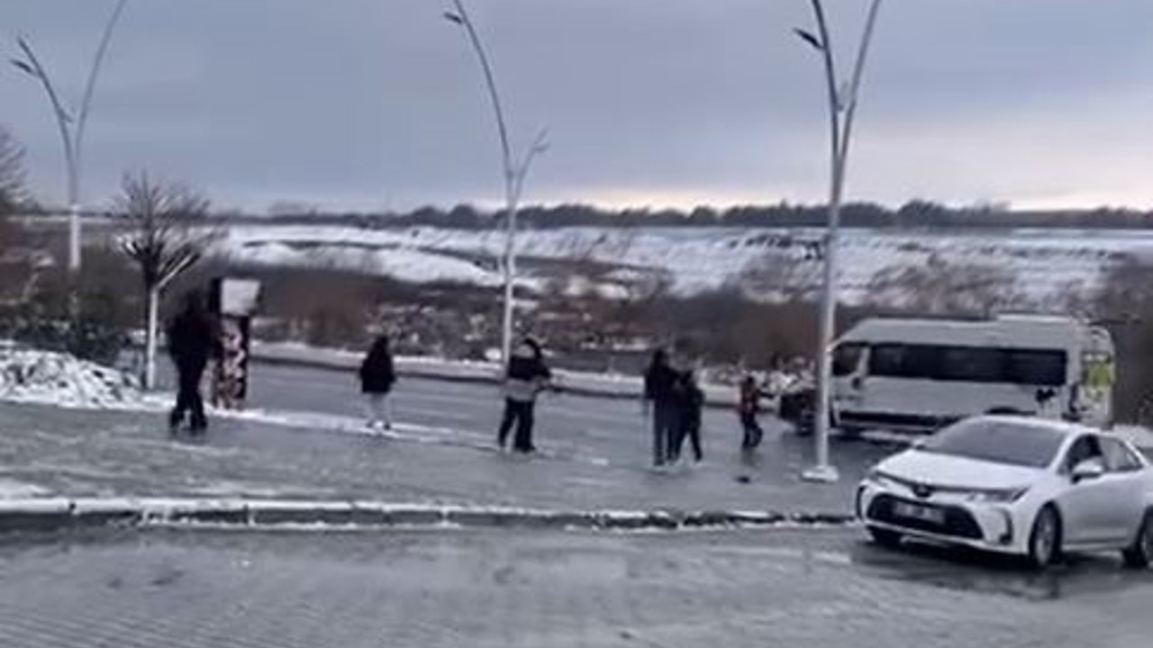 Arnavutköy’de çocukların tehlikeli oyunu sürücüleri zor durumda bıraktı
