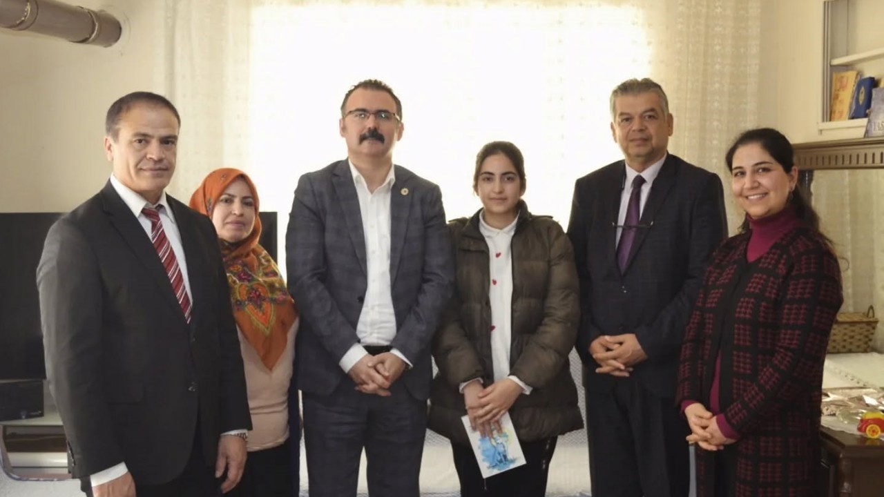 Kaymakam Ateş, öğrencilerin evine misafir oldu
