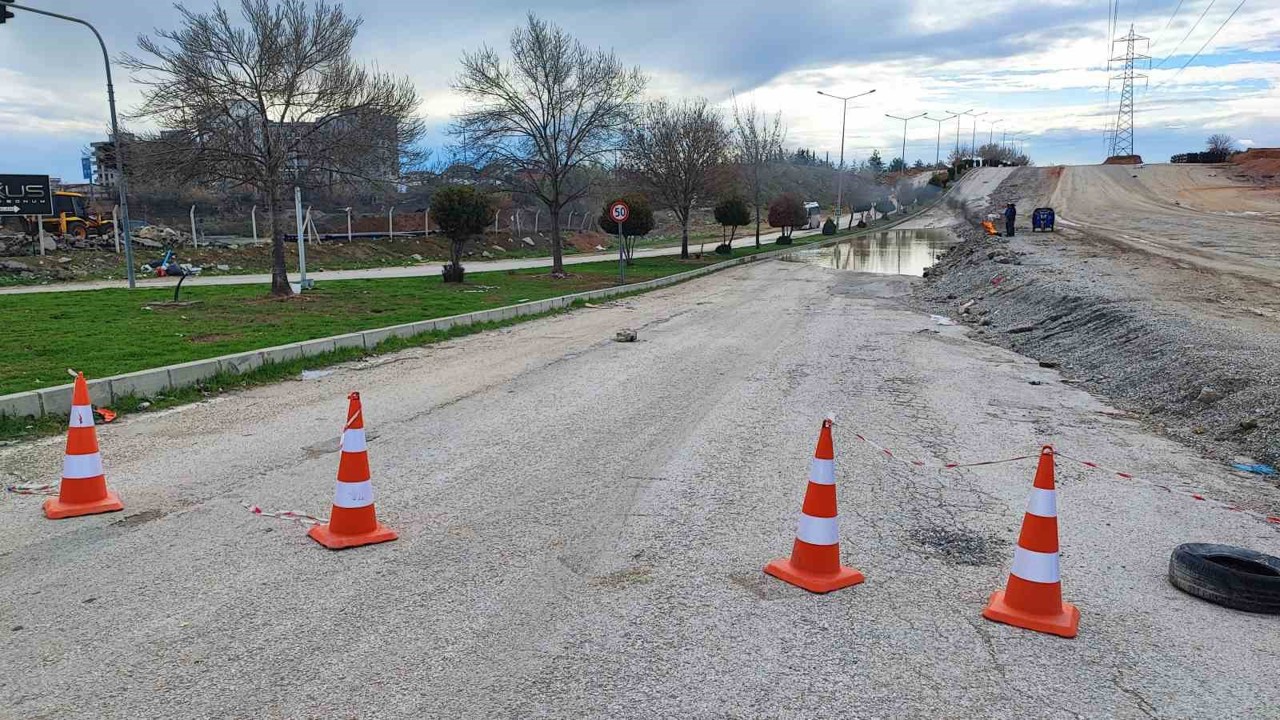 Belediye su tahliyesi yerine yolu kapattı, yapım aşamasındaki yolu açtı
