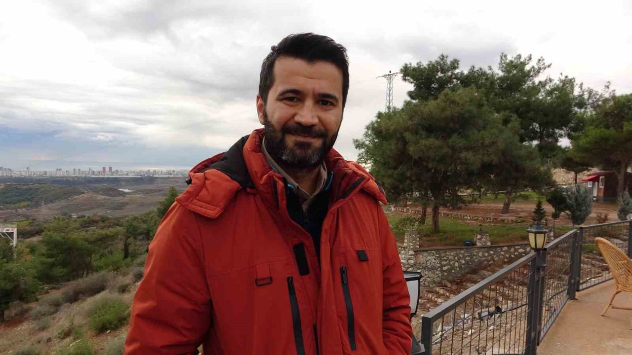 Gönülleri ısıtan davet: Yamaç paraşütçüsü işçilerin çay davetine kayıtsız kalmadı
