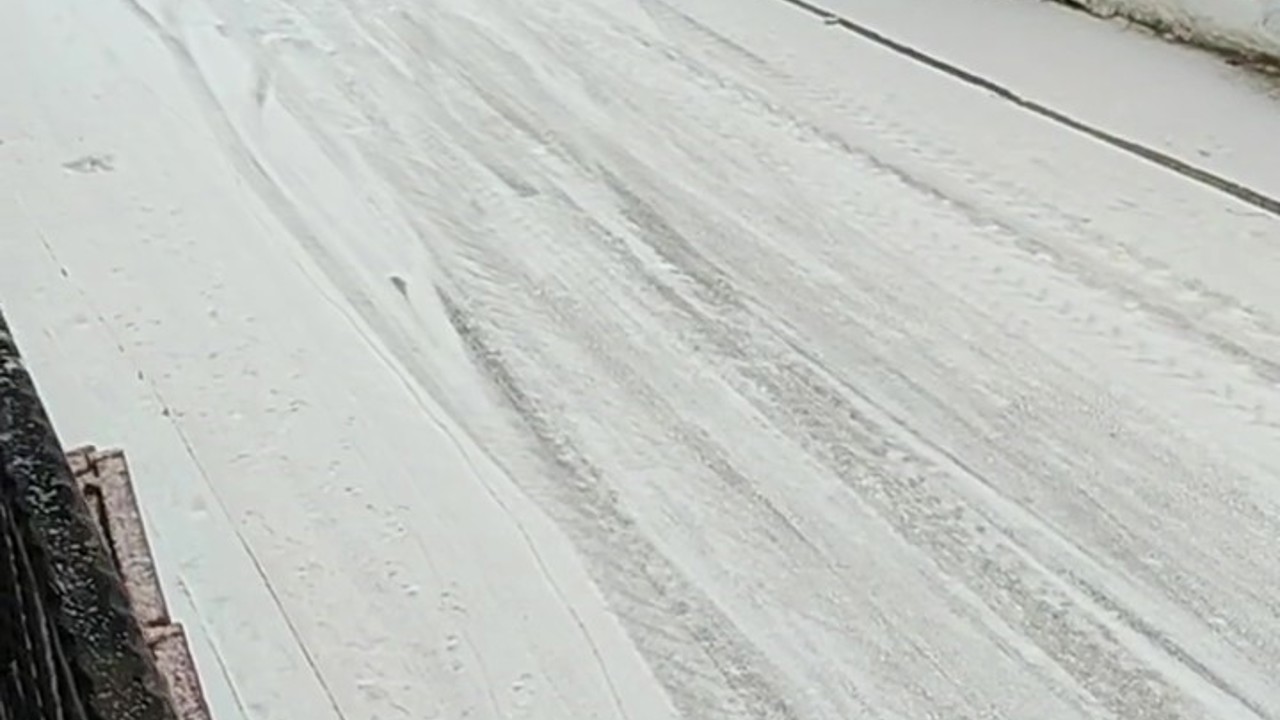 Kamyonet buzlanan yolda kayarak ilerledi
